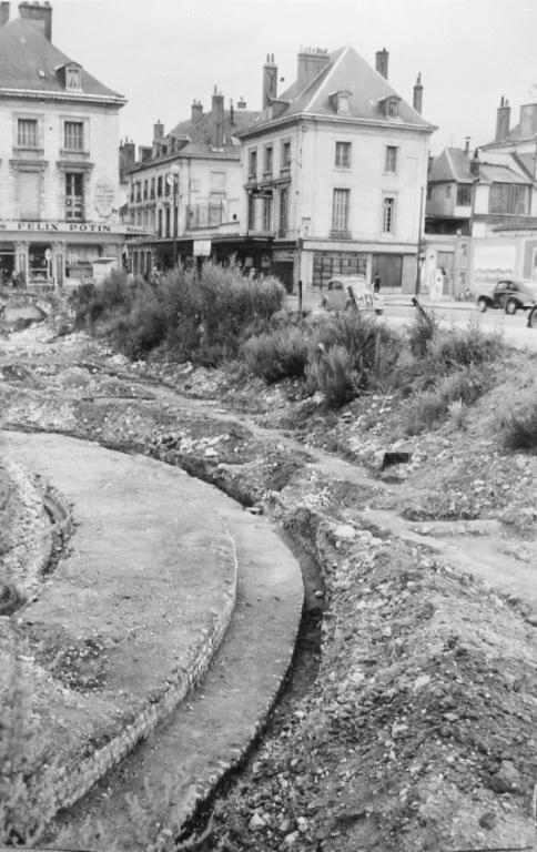 Vue des ruines du temple découvert lors des fouilles de l'îlot, [1952]. (archives départementales d'Indre-et-Loire, Fonds Arsicaud 5 Fi P128, cliché n°8277-1).