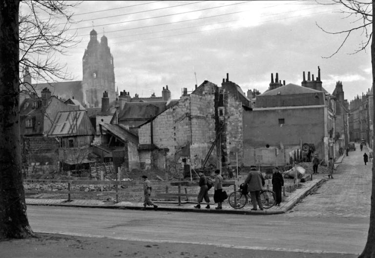 Vue du terrain déblayé, 1952. (archives municipales de Tours, Fonds Jacques et Thierry Germain, 114 Fi 187).