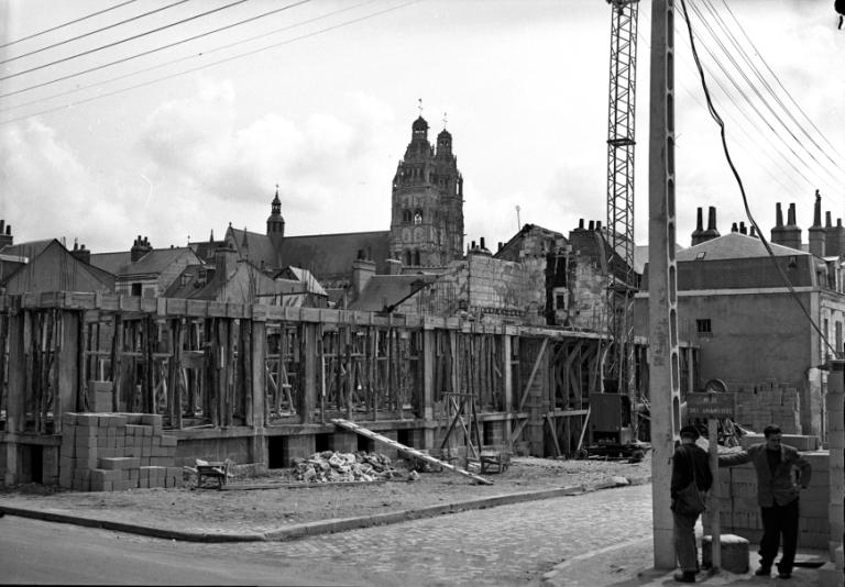 Construction du rez-de-chaussée, 1952. (archives municipales de Tours, Fonds Jacques et Thierry Germain, 114 Fi 187).