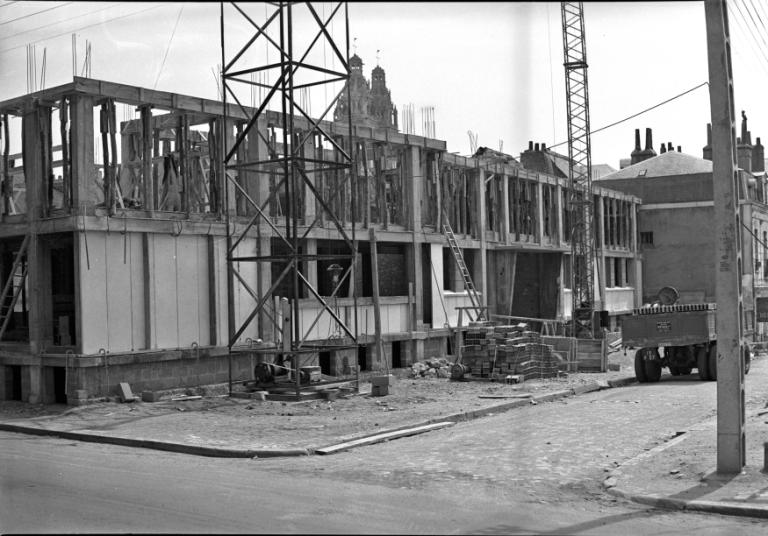 Construction du premier étage, 1952. (archives municipales de Tours, Fonds Jacques et Thierry Germain, 114 Fi 187).