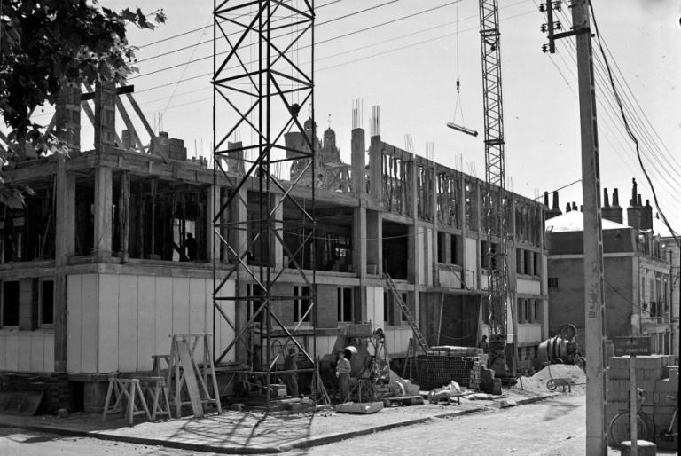 Construction du deuxième étage, 1952. (archives municipales de Tours, Fonds Jacques et Thierry Germain, 114 Fi 187).