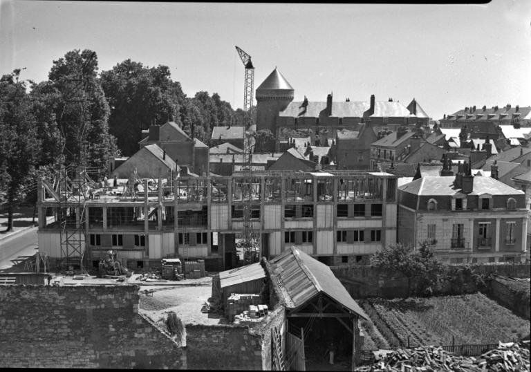Construction du deuxième étage, vue depuis un bâtiment de la Manutention, 1952. (archives municipales de Tours, Fonds Jacques et Thierry Germain, 114 Fi 187).