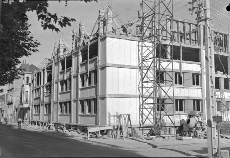 Construction du troisième étage, 1952. (archives municipales de Tours, Fonds Jacques et Thierry Germain, 114 Fi 187).