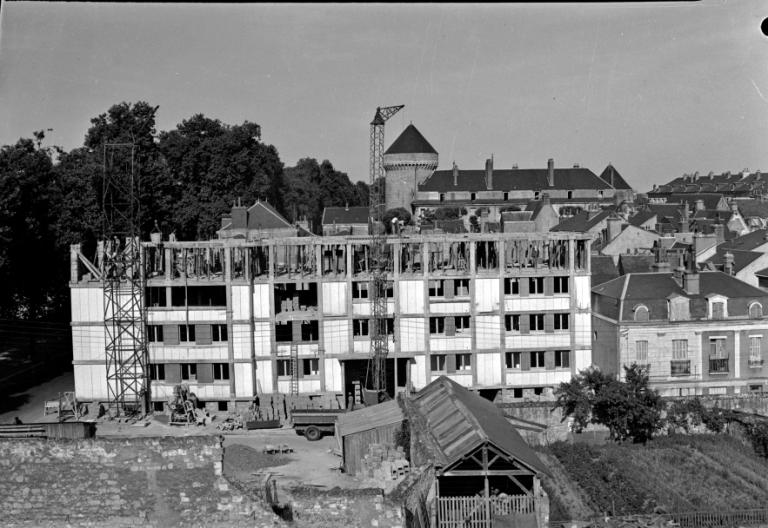 Construction du troisième étage, vue depuis un bâtiment de la Manutention, 1952. (archives municipales de Tours, Fonds Jacques et Thierry Germain, 114 Fi 187).