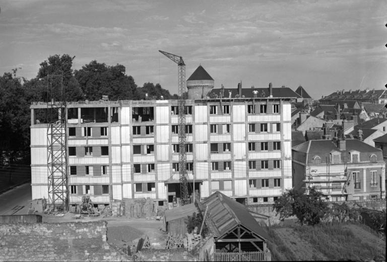 Construction du quatrième étage, vue depuis un bâtiment de la Manutention, 1952. (archives municipales de Tours, Fonds Jacques et Thierry Germain, 114 Fi 187).