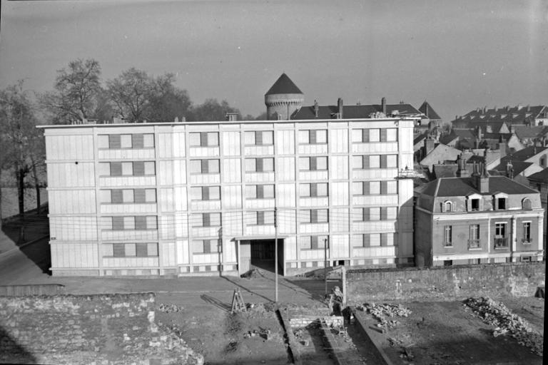 Vue de l'ensemble réalisé depuis un bâtiment de la Manutention, 1952. (archives municipales de Tours, Fonds Jacques et Thierry Germain, 114 Fi 187).