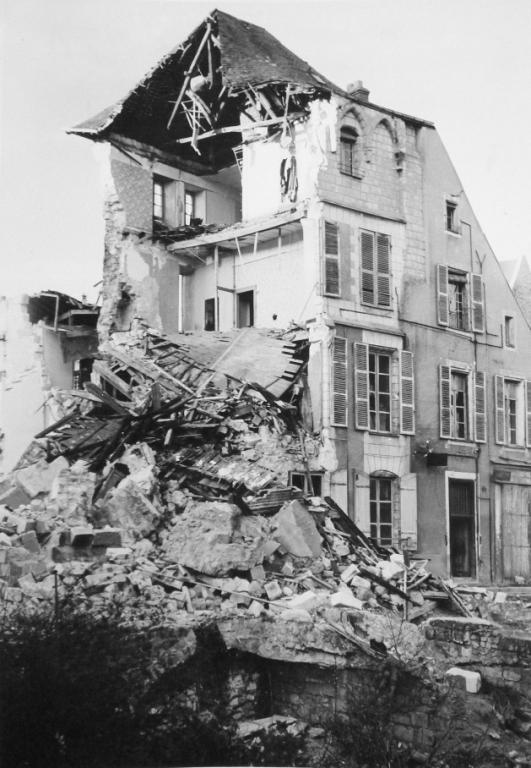 Vue de la tour Foubert en cours de démolition, mars 1958. (archives départementales d'Indre-et-Loire, Fonds Arsicaud 5 Fi P126, cliché n°14162-3).