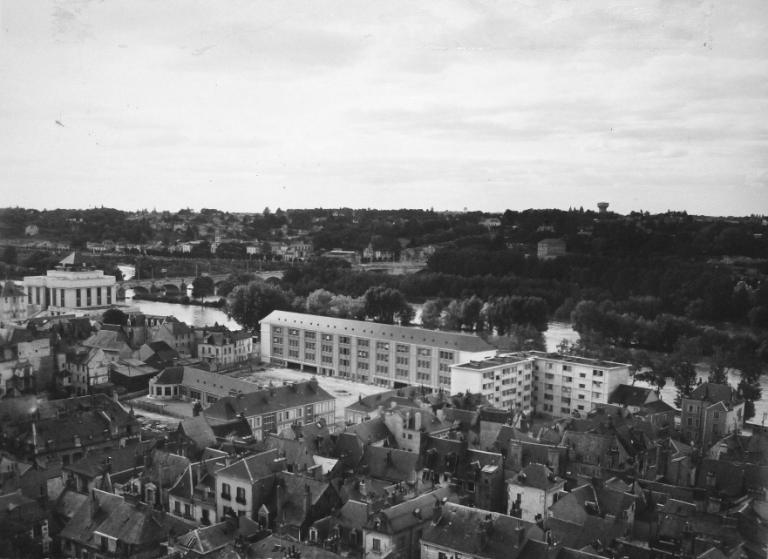 Vue du groupe scolaire depuis la cathédrale Saint-Gatien, R. Arsicaud phot., [1957]. (archives départementales d'Indre-et-Loire, Fonds Arsicaud 5 Fi P126, cliché n°14378-1). ; Vue de la cité Les Amandiers et du groupe scolaire Anatole-France depuis l'une des tours de la cathédrale Saint-Gatien, [1957]. (archives départementales d'Indre-et-Loire, Fonds Arsicaud 5 Fi P126, cliché n°14378-1).