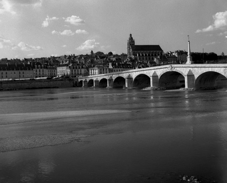 Vue de la tête de pont rive droite depuis la rive gauche, 06-1953. (Ministère de l'écologie, de l'énergie, du développement durable et de l'aménagement du territoire, 18655). ; Vue du pont depuis la rive gauche, 06-1953. (Ministère de l'écologie, de l'énergie, du développement durable et de l'aménagement du territoire, 18655).