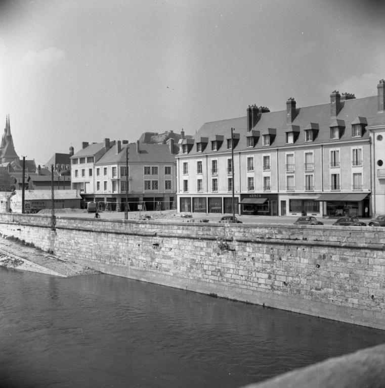 Ilot I, façade sud donnant sur le quai de la Saussaye, depuis le pont, 1954. (Ministère de l'écologie, de l'énergie, du développement durable et de l'aménagement du territoire, 20357).