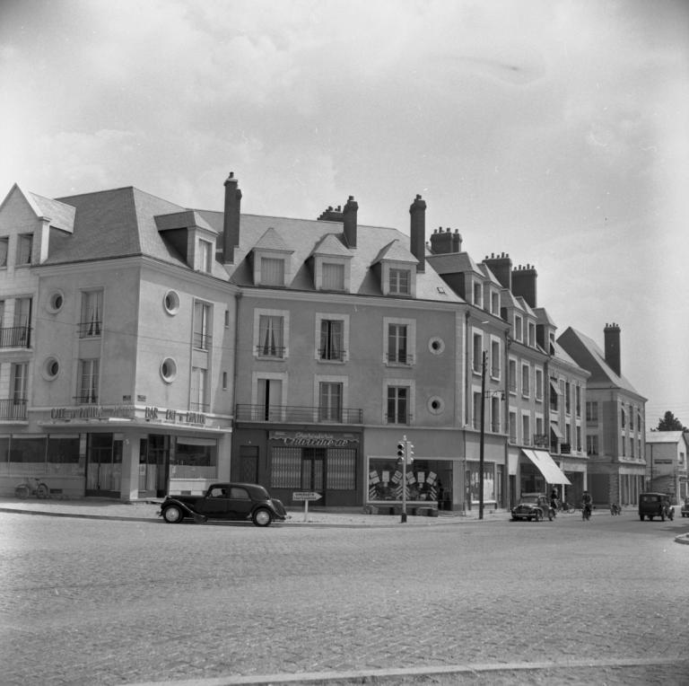 Façade ouest, sur l'avenue du Président-Wilson, 1954. (Ministère de l'écologie, de l'énergie, du développement durable et de l'aménagement du territoire, 20352).