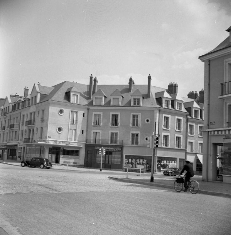 Façades nord sur la tête de pont et sur la rue de la Chaîne, 1954. (Ministère de l'écologie, de l'énergie, du développement durable et de l'aménagement du territoire, 20354). ; Vue de la façade ouest donnant sur le carrefour de la Libération, 1954. (Ministère de l'écologie, de l'énergie, du développement durable et de l'aménagement du territoire, 20354).