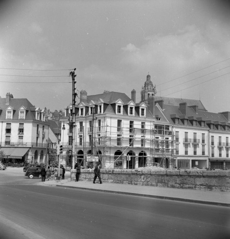 Ilot K en travaux, façade sud sur la rue du Maréchal-de-Lattre-de-Tassigny, 1954. (Ministère de l'écologie, de l'énergie, du développement durable et de l'aménagement du territoire, 20353).