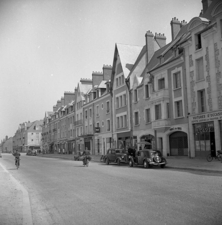 Ilot P, façade nord, sur le quai, vue depuis l'ouest, 1954. (Ministère de l'écologie, de l'énergie, du développement durable et de l'aménagement du territoire, 20355).