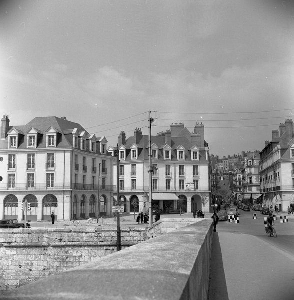 Vue de la tête de pont, depuis le sud-est, 1954. (Ministère de l'écologie, de l'énergie, du développement durable et de l'aménagement du territoire, 20356). ; Ilot I, façade sud vue depuis le pont, l'immeuble donnant sur le rond-point de la Résistance tarde a être occupé, 1954. (Ministère de l'écologie, de l'énergie, du développement durable et de l'aménagement du territoire, 20356). ; Ilot H, façade sud donnant sur le rond-point de la Résistance, vue depuis le pont, 1954. (Ministère de l'écologie, de l'énergie, du développement durable et de l'aménagement du territoire, 20356).