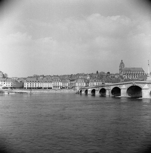 La rive droite et le pont, vus depuis la rive gauche, 1954. (Ministère de l'écologie, de l'énergie, du développement durable et de l'aménagement du territoire, 20358).