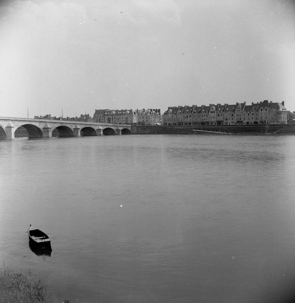 La rive gauche et le pont, vus depuis la rive droite, 1954. (Ministère de l'écologie, de l'énergie, du développement durable et de l'aménagement du territoire, 20359).