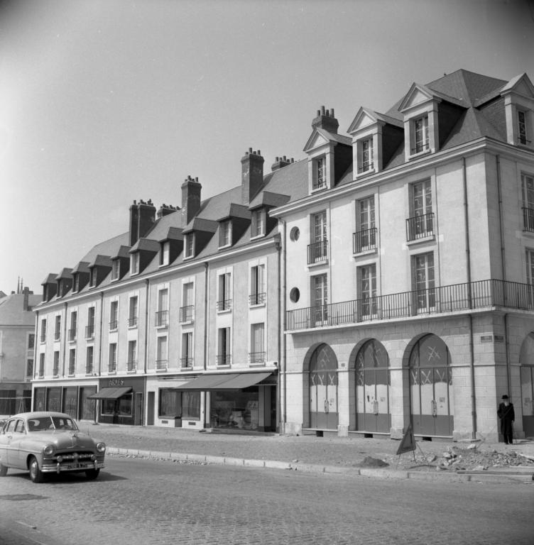 Ilot I, façade sud donnant sur le quai de la Saussaye, 1954. (Ministère de l'écologie, de l'énergie, du développement durable et de l'aménagement du territoire, 20360).