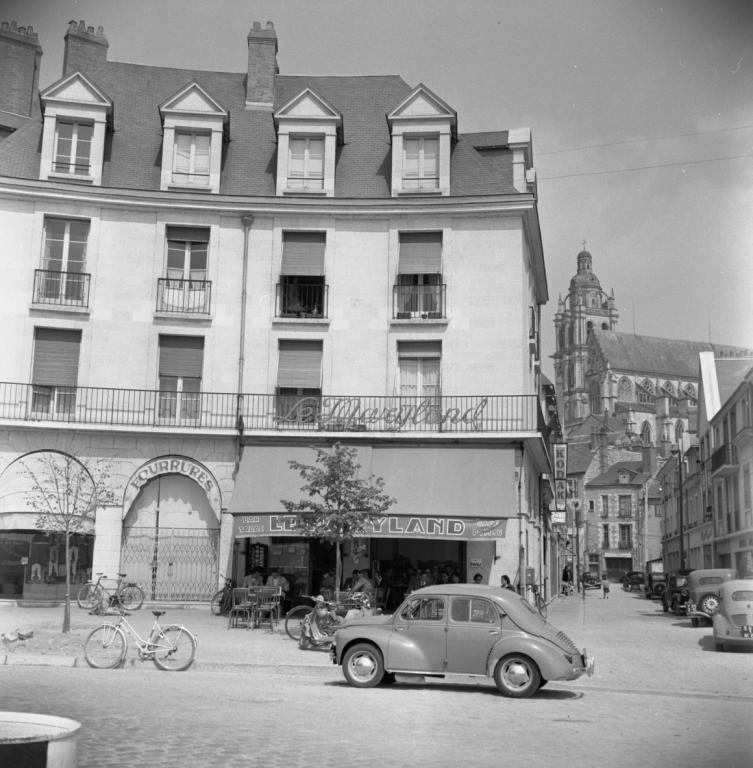 Façade donnant sur le rond-point de la Résistance, 1954. (Ministère de l'écologie, de l'énergie, du développement durable et de l'aménagement du territoire, 20361).