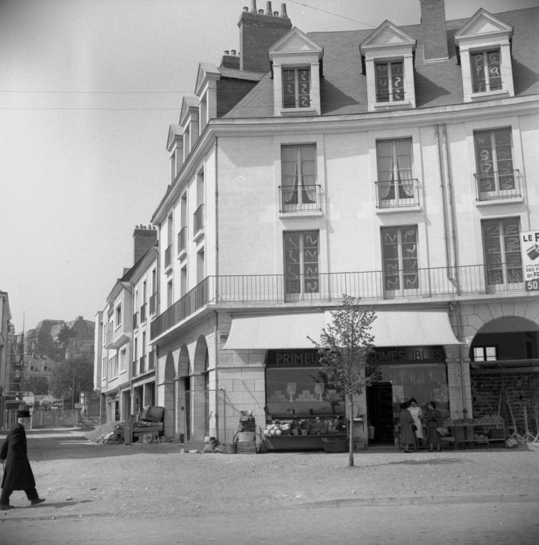 Ilot H, façade sud donnant sur le rond-point de la Résistance, 1954. (Ministère de l'écologie, de l'énergie, du développement durable et de l'aménagement du territoire, 20362).