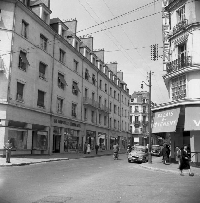 Ilot G, façade nord-est donnant sur la rue Denis-Papin, 1954. (Ministère de l'écologie, de l'énergie, du développement durable et de l'aménagement du territoire, 20364).