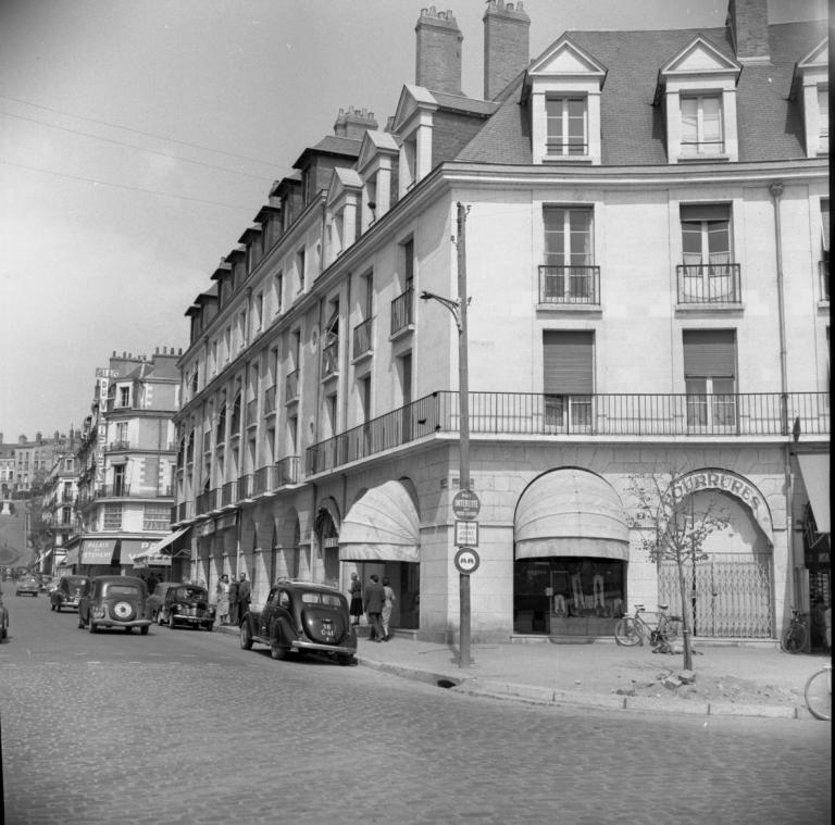 Façade sur le rond-point de la Résistance et sur la rue Denis-Papin, 1954. (Ministère de l'écologie, de l'énergie, du développement durable et de l'aménagement du territoire, 20363).