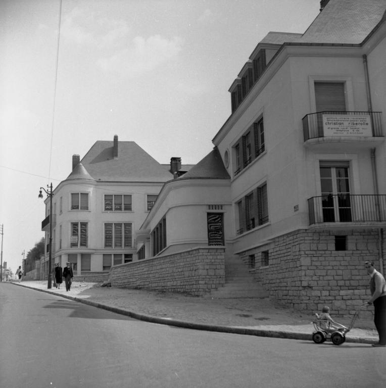 Façade sur la rue d'Angleterre, 1954. (Ministère de l'écologie, de l'énergie, du développement durable et de l'aménagement du territoire, 20369).