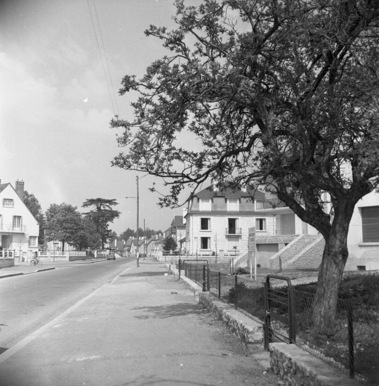 Vue du carrefour de l'avenue du Général-Leclerc et de la rue d'Alsace-et-de Lorraine depuis le sud, 1954. (Ministère de l'écologie, de l'énergie, du développement durable et de l'aménagement du territoire, 20365).