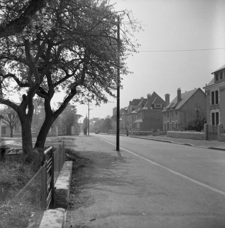 Vue du carrefour de l'avenue du Général-Leclerc et de la rue Louis-Bodin, depuis le nord, 1954. (Ministère de l'écologie, de l'énergie, du développement durable et de l'aménagement du territoire, 20366).