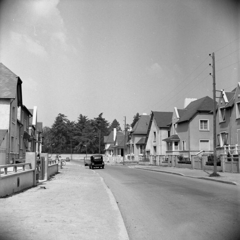 Extrémité nord de l'avenue du Général-Leclerc, 1954. (Ministère de l'écologie, de l'énergie, du développement durable et de l'aménagement du territoire, 20370).