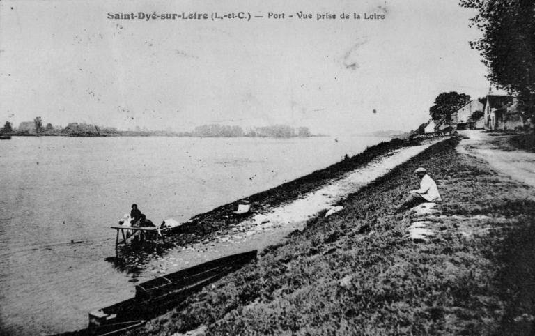 Une cale d'accès à la Loire à Saint-Dyé, vers 1900. Carte postale ancienne. (archives départementales du Loir-et-Cher, 90 Fi 68).