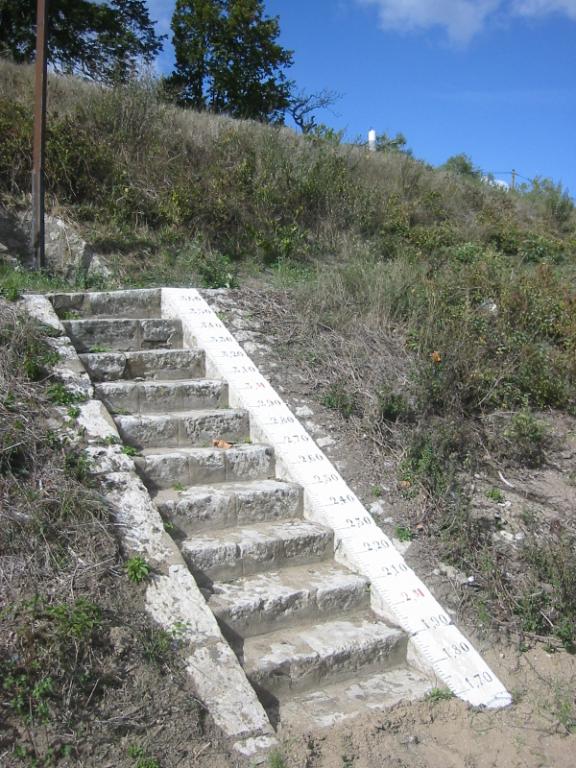 Escalier et échelle de crues.