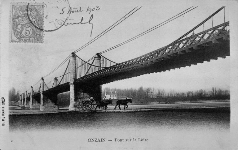 Le pont suspendu reliant Onzain et Chaumont-sur-Loire vers 1903. Carte postale ancienne. (archives départementales du Loir-et-Cher, 29 Fi 1755).