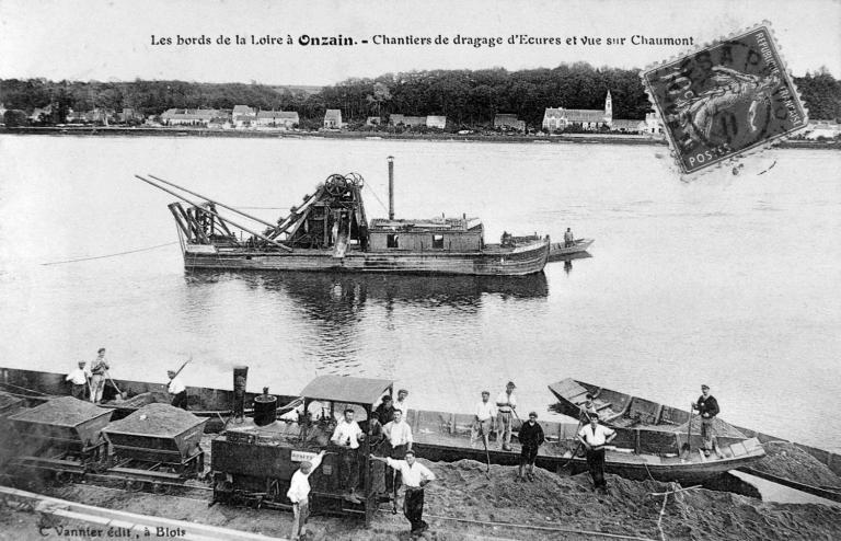 Chantier de dragage à Ecures au début du XXe siècle. Carte postale ancienne. (archives départementales du Loir-et-Cher, 29 Fi 1777).