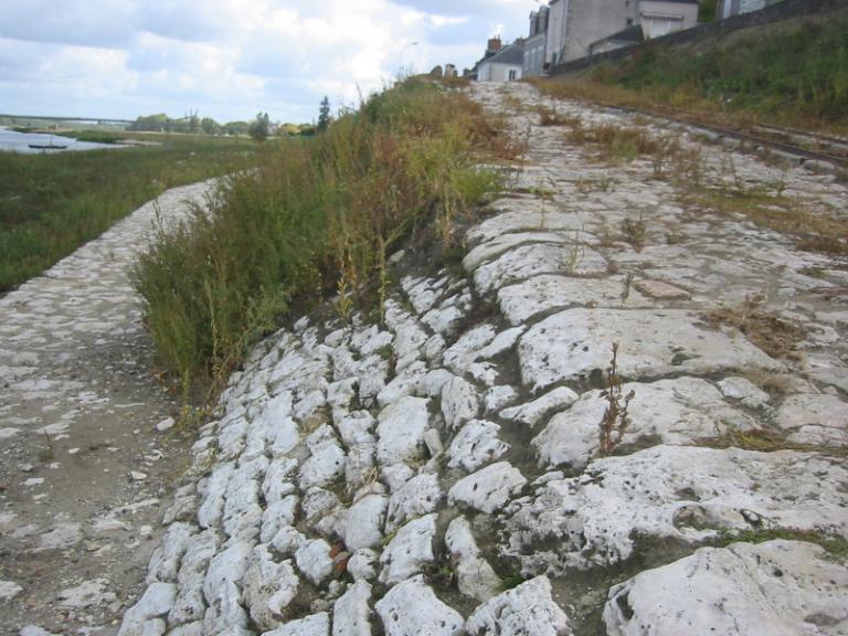 Détail du perré bas et du pavage.