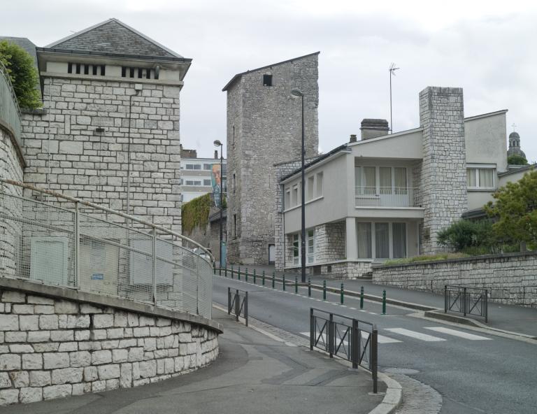 L'école maternelle s'ouvre rue Trouessard, face à l'école primaire. ; Rue Trouessard à l'angle avec la rue des Cordeliers, vue depuis l'est.