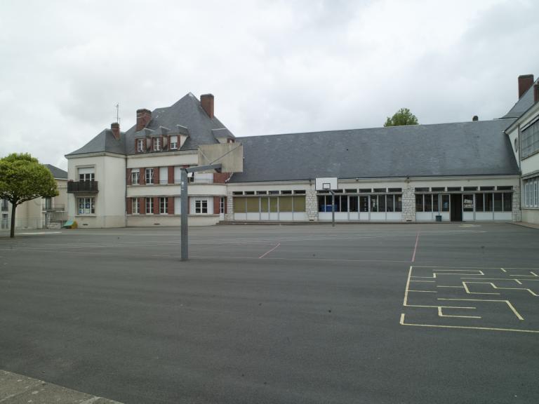 Aile nord et cour de l'école.