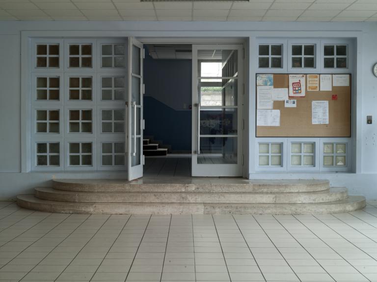 Entrée du corps de bâtiment occupé par les salles classe.