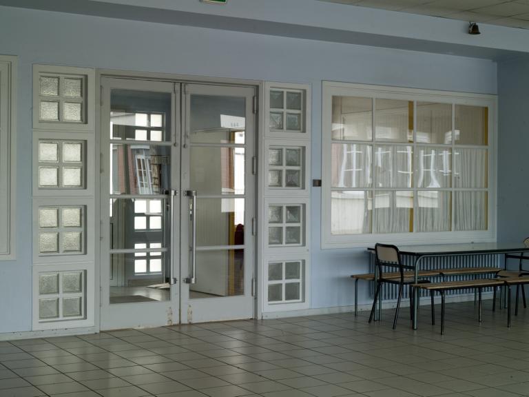 Vestibule d'entrée sur la rue d'Angleterre, vu depuis l'intérieur du bâtiment.