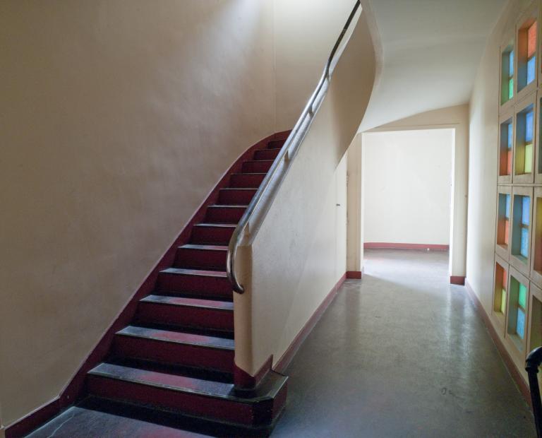 Entrée et escalier de distribution du bâtiment de logement de fonction de l'angle nord-ouest, vue du rez-de-chaussée.