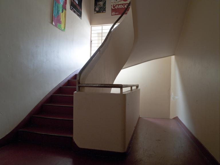 Escalier de distribution du bâtiment de logements de fonction de l'angle nord-ouest, vue du premier étage. 