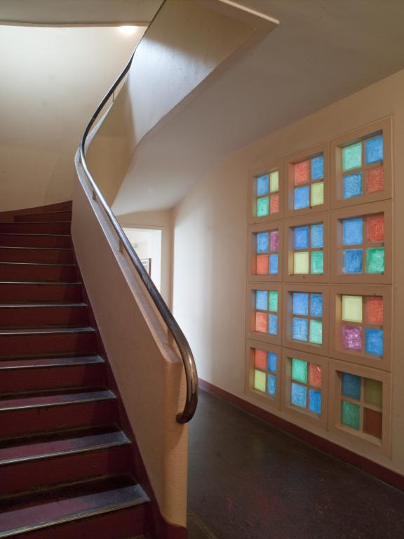 Entrée et escalier du bâtiment de logements de fonction de l'angle nord-ouest : éclairage en second jour.