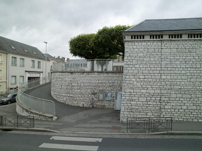 Rampe d'accès à la cour de l'école, rue Trouessard.