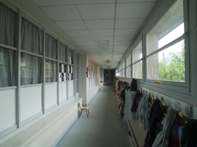 Couloir de distribution des salles de classe ouvert sur la rue Trouessard.