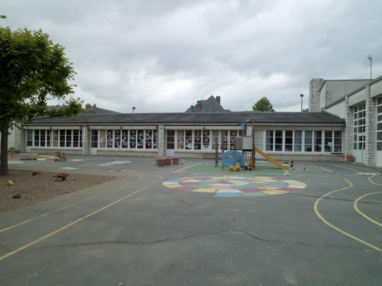 Aile nord, salles de classe donnant sur la cour.