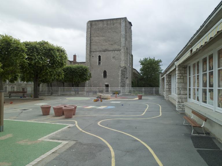 Cour de l'école et aile nord. En arrière-plan : tour Beauvoir.