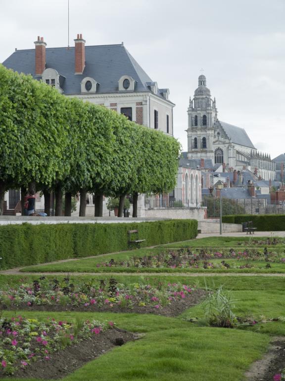 Perspective sur la cathédrale depuis la terrasse de la place du Château. Sur la gauche, la maison Bauge est maintenant occupée par la Maison de la Magie.