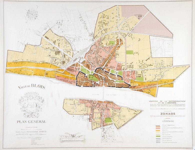 Le plan de zonage de Charles Nicod définit les zones de construction de logements collectifs, 1942. (Ville de Blois, service du cadastre, Blois). ; Plan de reconstruction et d'aménagement de C. Nicod approuvé en 1942 : Zonage.  (Ville de Blois, service du cadastre, Blois).