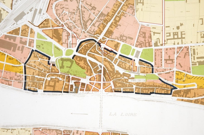 Le liseré bleu définit une zone archéologique aux servitudes architecturales plus contraignantes. Plan de zonage de Nicod, 1942 (détail). (Ville de Blois, service du cadastre, Blois). ; Plan de Reconstruction et d'Aménagement de Blois approuvé par arrêté du 6-11-1942 : zonage, détail rive droite. (Ville de Blois, service du cadastre, Blois).