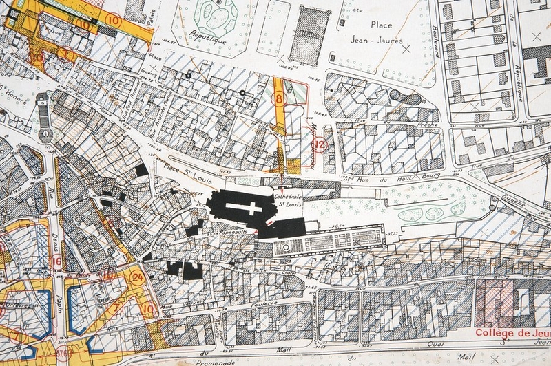 Plan de Reconstruction et d'Aménagement de Blois par Charles Nicod, approuvé par arrêté 6-11-1942, rive droite (détail, mail Clouseau). (Ville de Blois, service du cadastre, Blois). ; Plan de Reconstruction et d'Aménagement de Blois approuvé par arrêté 6-11-1942, rive droite (détail, mail Clouseau) (Ville de Blois, service du cadastre, Blois).